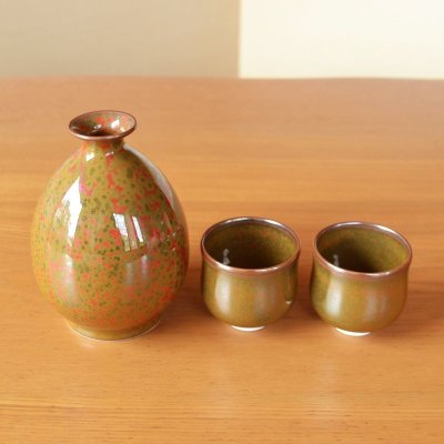 Photo4: Sake set 1 pc Tokkuri bottle and 2 pcs Cups Kinbeni-Tenmoku | The first-generation head of the Shinemon Kiln